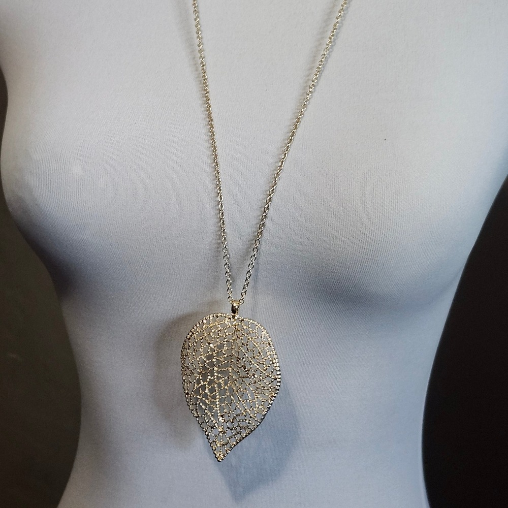 Liz Claiborne Gold Leaf Pendant Necklace‎ Adjustable Long Chain Fashion Jewelry